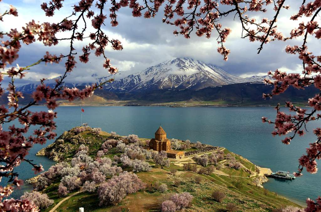 Akdamar Kilisesi Değil, Ahtamar Surp Haç Ermeni Apostolik Kilisesi