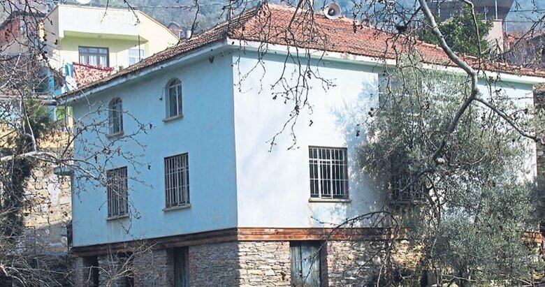 Üst katta cami alt katta kilise