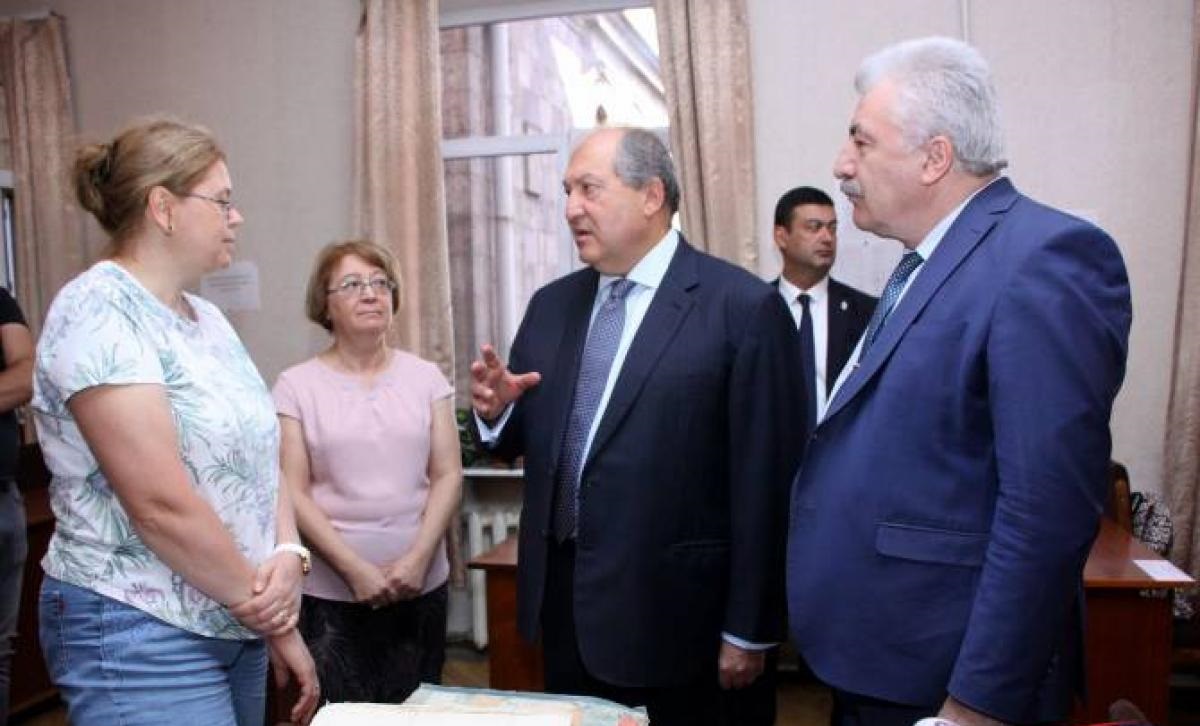 Cumhurbaşkanı Sarkisyan Ermenistan Ulusal Arşivi’ne Ermeni Soykırımı hakkındaki önemli belgeleri teslim etti