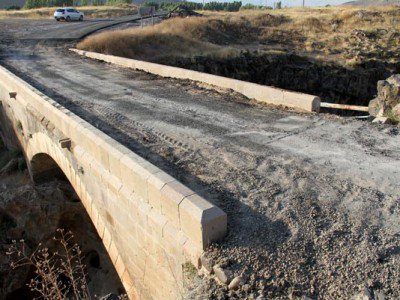 Tarihi köprüye dökülen asfalt söküldü (2)