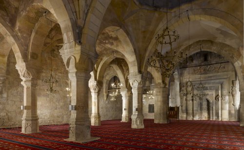 Tarihi cami ihtişamıyla göz kamaştırıyor