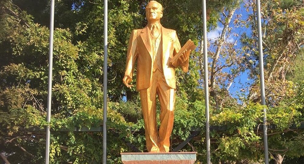 Atatürk heykeline sprey boyayla yazı yazan 3 çocuk gözaltında