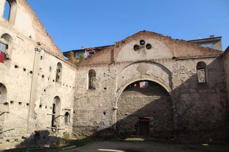 Mülk sahibi ile devlet anlaşamıyor: Asırlık Ermeni kilisesi kaderine terk edildi