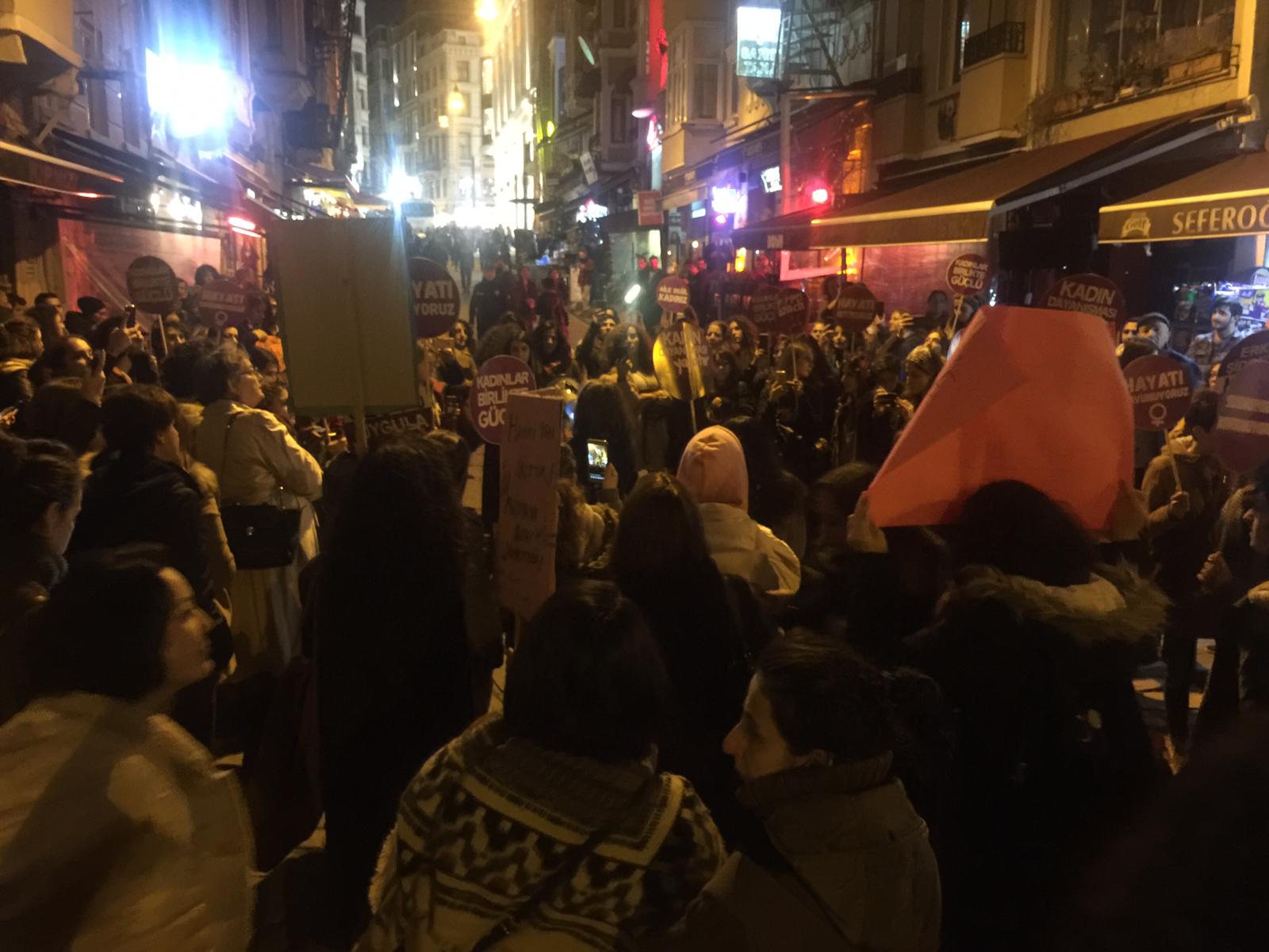 İstiklal’deki yürüyüşe yine yasak; kadınların şiddete karşı protesto yürüyüşüne polis engeli