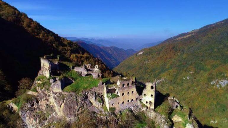 Vadinin zirvesindeki manastır: Kuştul