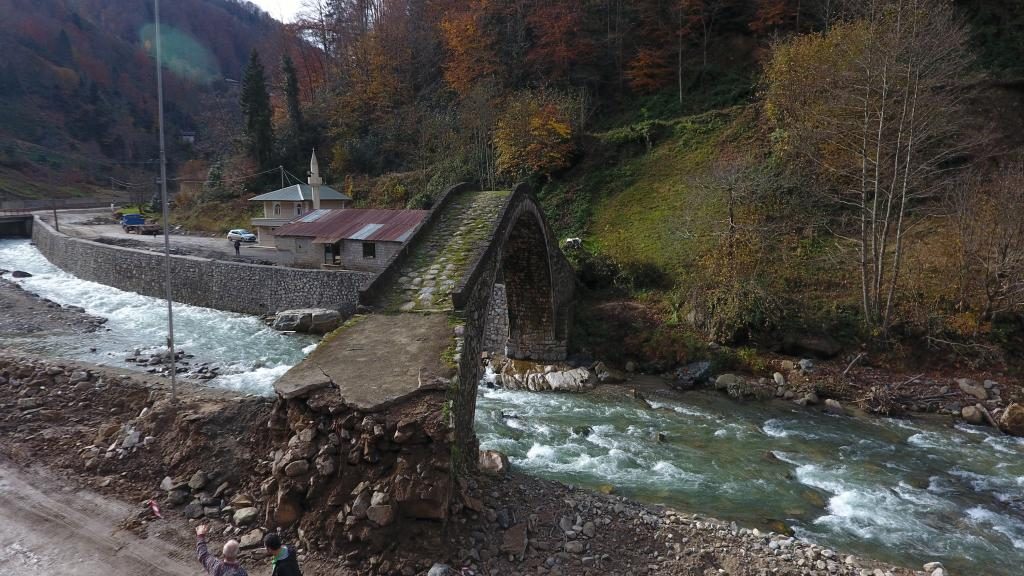 300 yıllık kemer köprü, yol çalışmasında hasar gördü