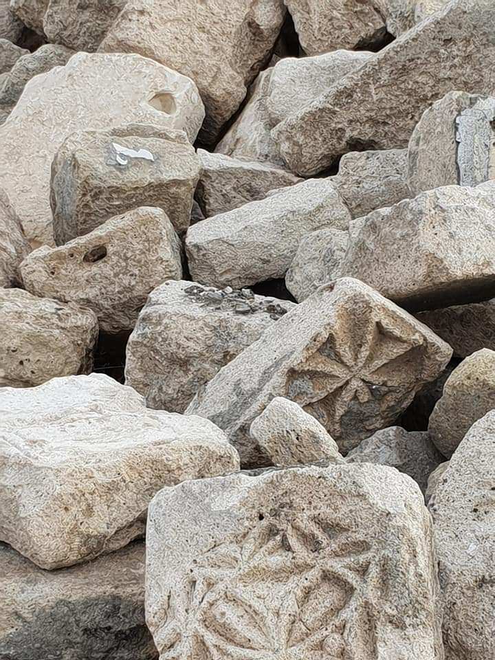 Sen kilise yapadur bakan, yıktıklarınız hortluyor bir yandan