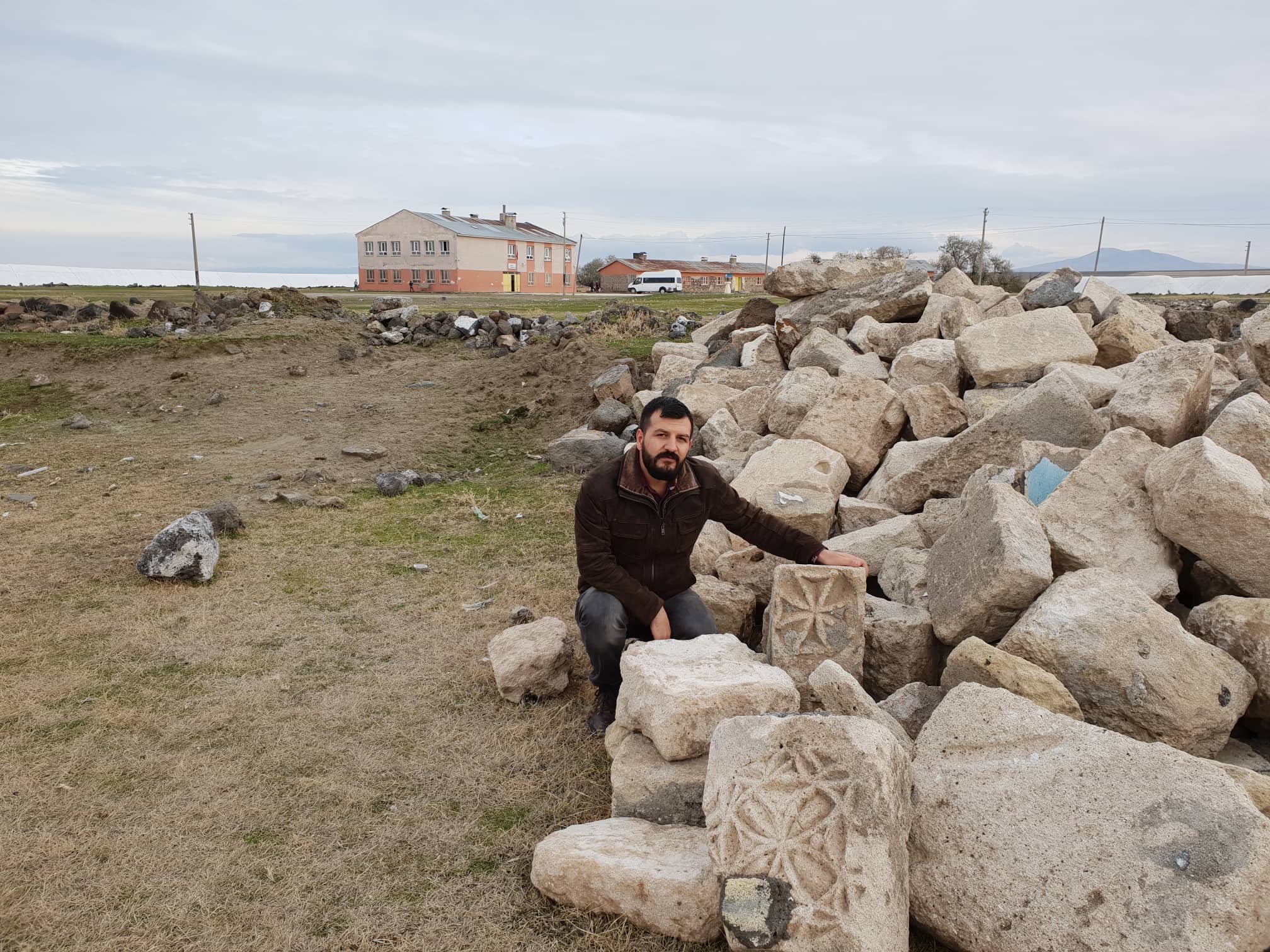 Adılcevaz bölgesindeki bir köyde yapılan inşaat çalışmalarında bir Ermeni kilisesinin taşları bulundu