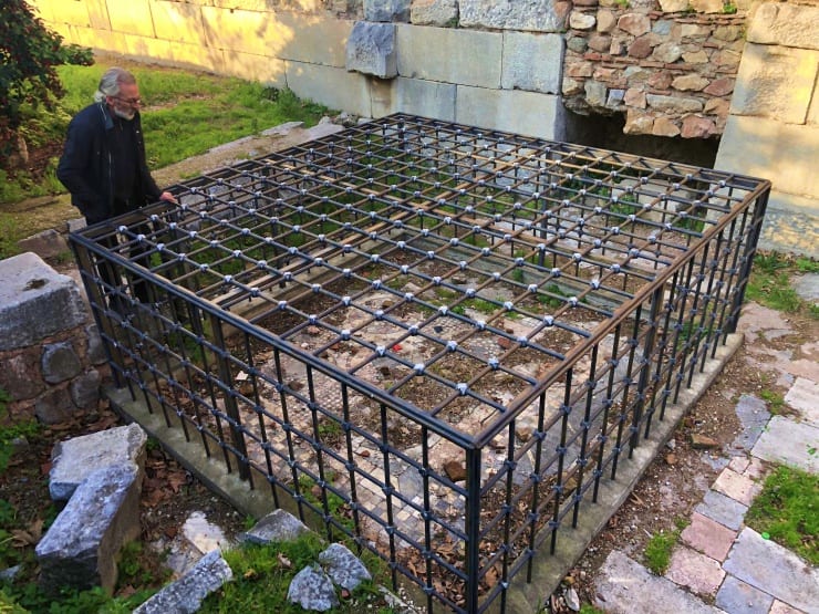 Demir kafesle ‘korunan’ Bizans mozaiği çöplüğe döndü