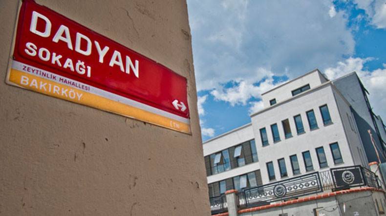 İstanbul’un Bakırköy semtinde bulunan Dadyan sokağındaki ‘Dadyan’ yazılı tabela kaldırıldı