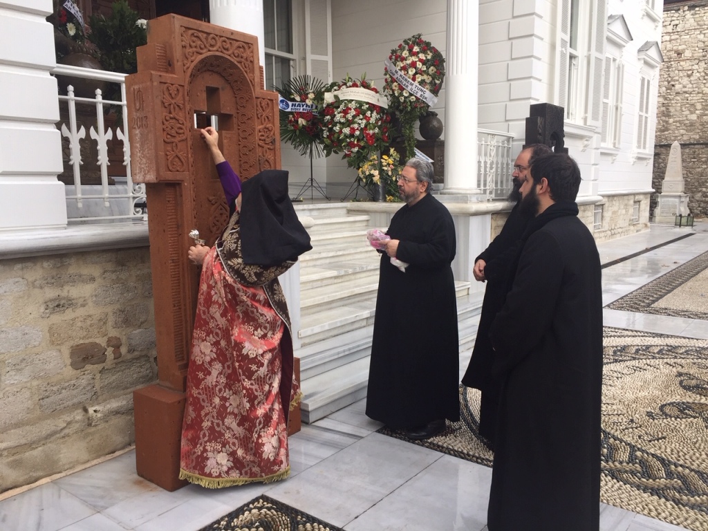 Patrikhane’nin Girişine Yeni Haçkarlar Yerleştirildi