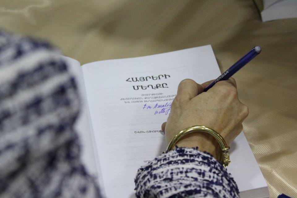 Manhattanville koleji profesörü Siobhan Nash-Marshall Yerevan’da “Babaların Günahı” kitabını tanıttı