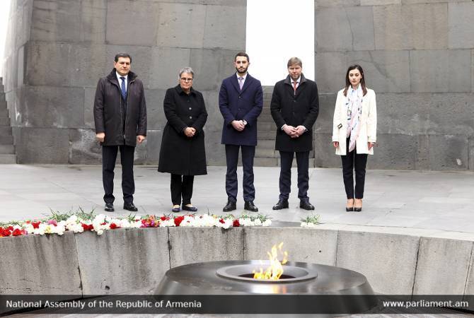 AK PA Başkanı Liliane Mori Pasquie Tsitsernakaberd Anıt Kompleksini ziyaret etti
