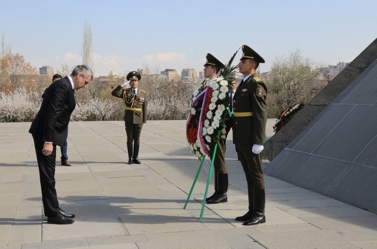Çek Savunma Bakanı Tsitsernakaberd Anıt Kompleksini ziyaret etti