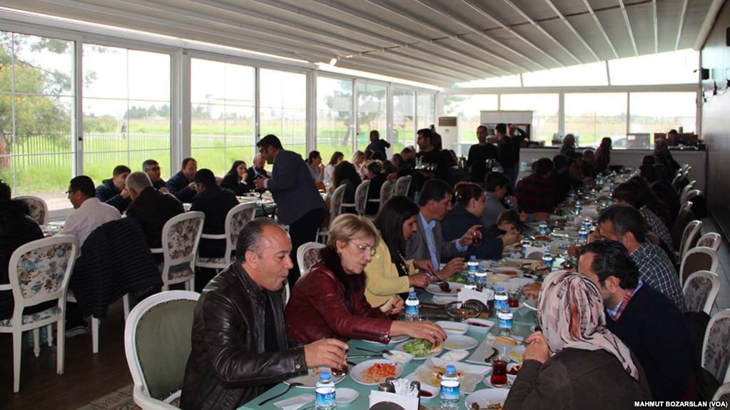 Kilise Olmayınca Kafede Paskalya Kutladılar