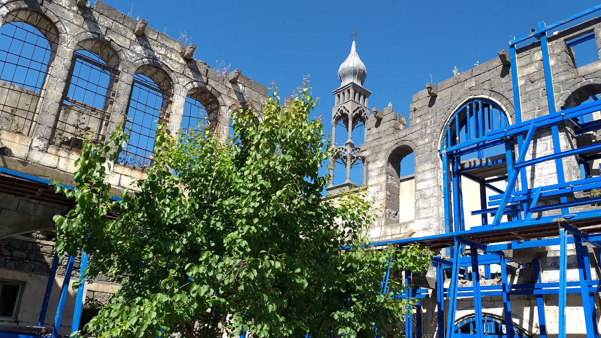 Surp Giragos Kilisesi onarılıyor. 4 yıl aradan sonra Ermeniler tekrar kiliseye girebildi (Fotolar)