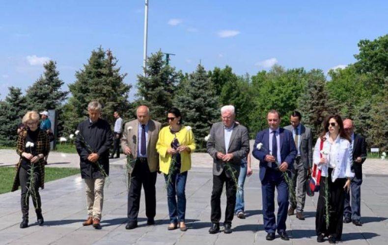 Avusturyalı parlamenterlerden Ermeni Soykırımı Kurbanları Anıtı’na ziyaret