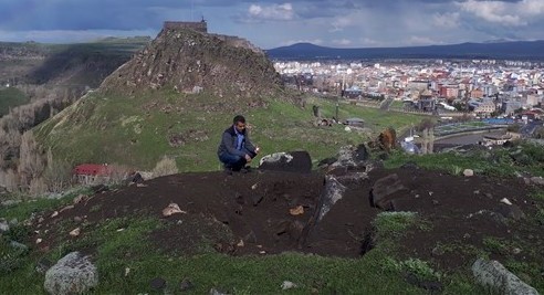 Define avcıları, Ermeni mezarlarını ve taş ocağını yok ediyor