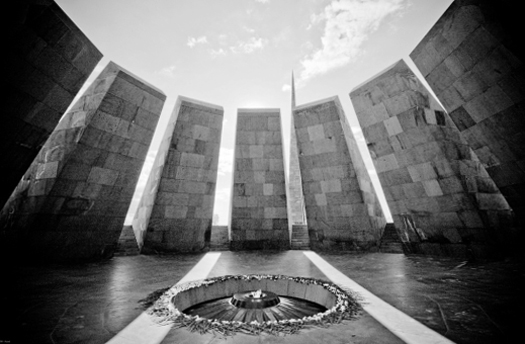 “Excelsior” gazetesinde ünlü yazar Federico Reyes Erolos’un kaleme aldığı “Bunun ismi Soykırım’dır” başlıklı makaleye yer verildi