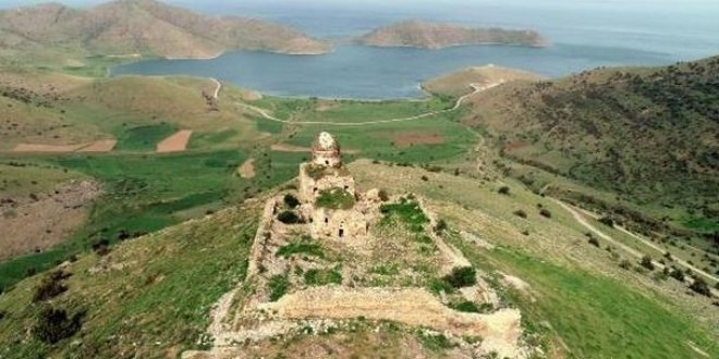 Definecilerin tahrip ettiği Manastır ilgi bekliyor