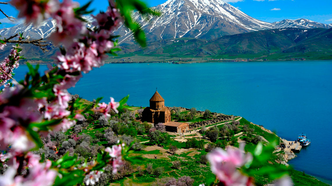 ‘The Telegraph’: Ermeniler, “Göklerde Cennet varsa Dünya’da da Van var”  diye tekrar ederdi