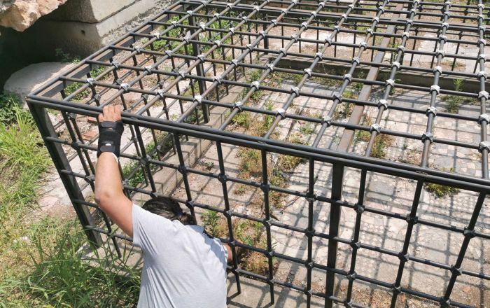 Kafesle ‘korunan’ Bizans mozaiği, yabani otlardan görünmüyor