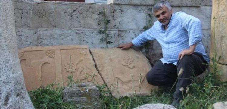 Gümüşhane’de yol kenarında 2 asırlık bir mezar taşı bulundu