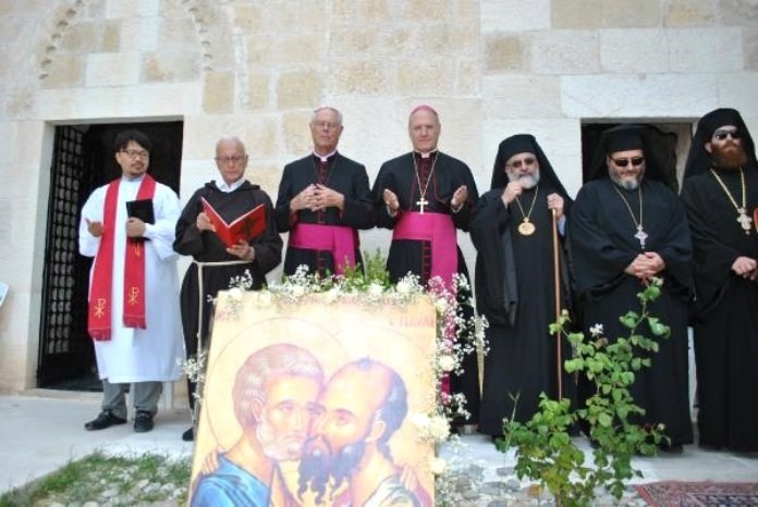 Hatay’da mağara kilisede dünya barışı için dua ettiler