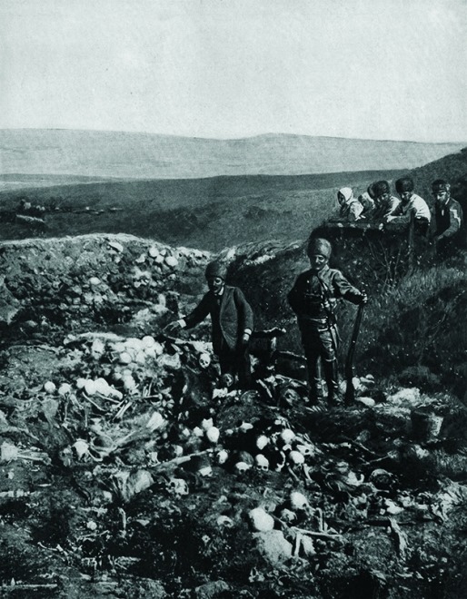 Muş’ta çekilen bu fotoğrafta Türk askerler tarafından öldürülen Ermenilerin kemikleri gösterilmektedir