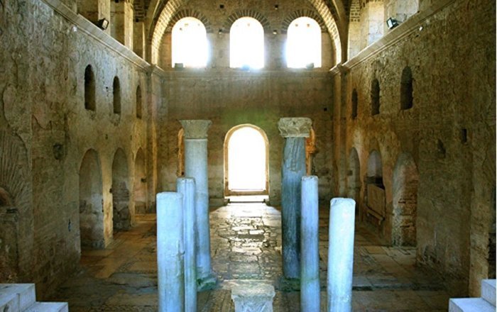 Noel Baba Kilisesi’nin çatısı çürüdü: ‘30 yıl önce 1 yıllığına yapılan dev örtü, tarihi yapıya zarar verdi’