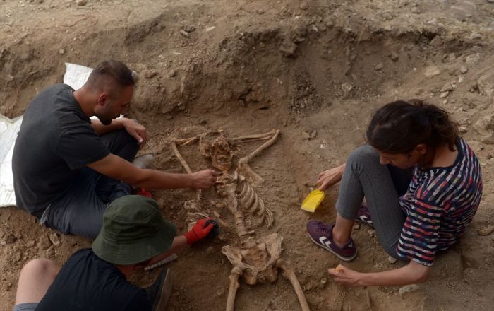 Arkeolojik kazıda bulunan iskeletin durumu şaşırttı: İlk kez böyle bir yatışa rastladık, herhalde keyfine düşkün biriydi