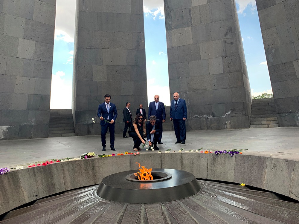 İsrail’in Ermenistan büyükelçisinden Ermeni Soykırımı Kurbanlar Anıtı’na ziyaret
