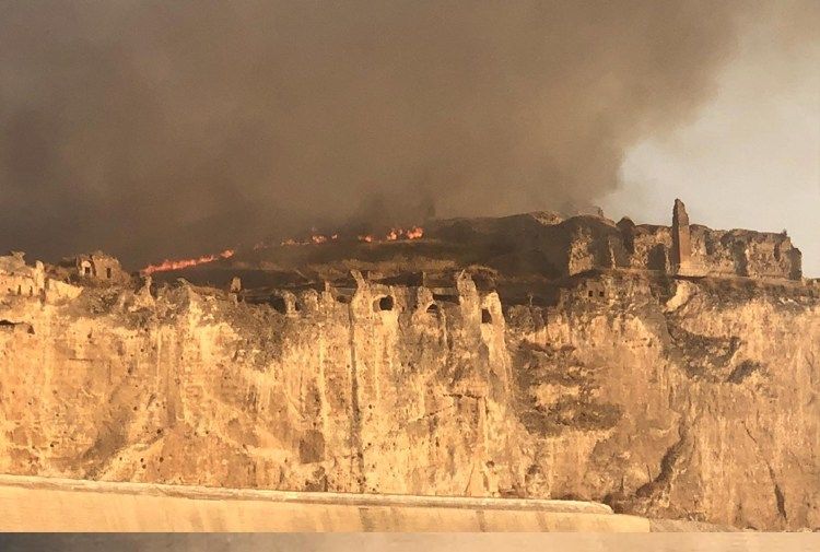 Hasankeyf’te yangın: Birçok mağara hasar gördü