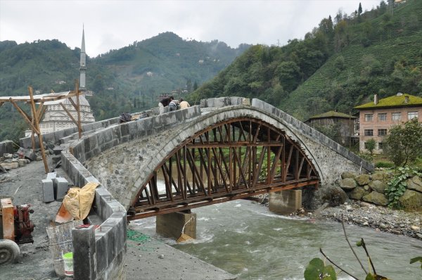 Rize’de 300 yıllık kemer köprü çöktü