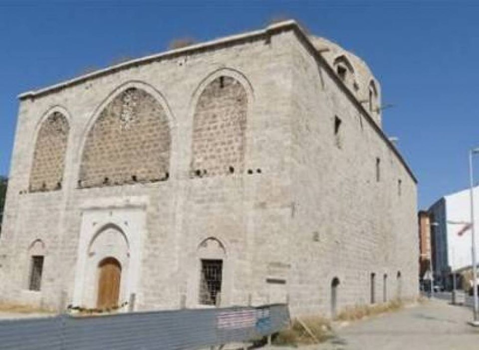 Garo Paylan, 18. yüzyıldan kalma Surp Yerrortutyun Ermeni Kilisesini uyarıyor