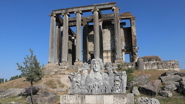 Aizanoi kazılarında “anıt mezar” bulundu