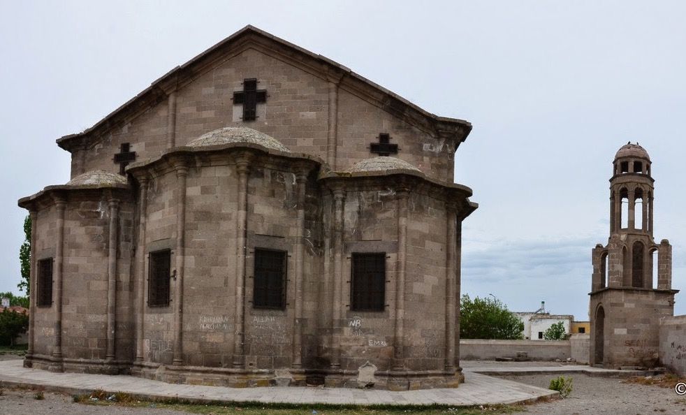 Tarihi Kilisenin Duvarlarına Yazılan Yazılar Siliniyor