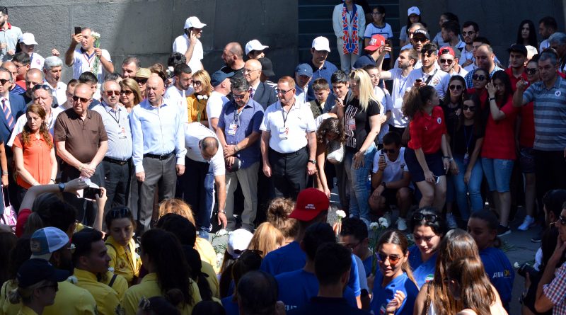 Pan-Ermeni Oyunları’nın katılımcıları Soykırım anıtını ziyaret etti