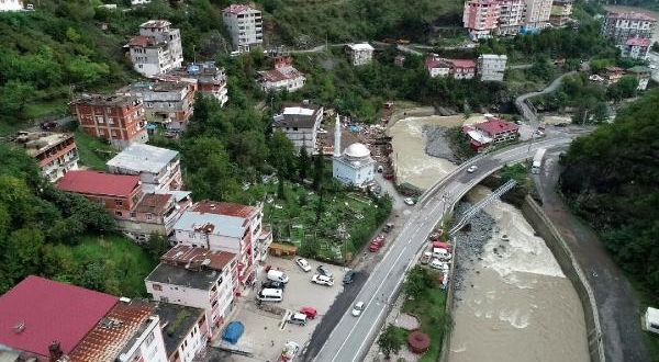 Artvin’de sel: Dereler taştı, yollar kapandı