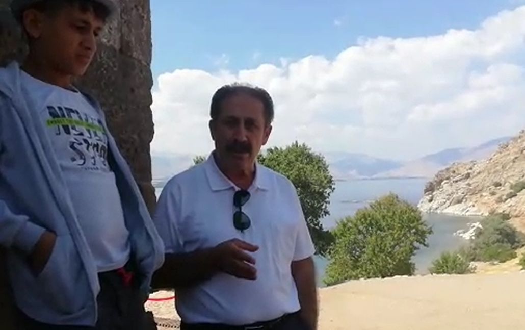 Muş Ermenileri Surp Haç Ermeni Kilisesinde yapılan ayine katılanlara üzüm dağıttılar