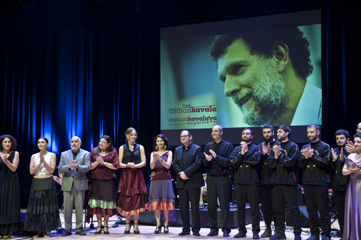 Gomidas için üç dilli bir şölen