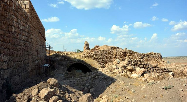 Mardin’de kilise’de tek başına yaşayan Süryani Rahibe Verde Gökmen’e ırkçı taciz: Tekbirlerle kapı önünde bekleme, tarlalara el koyma