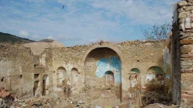 Tarihi kilisede kepçeyle izinsiz kazı