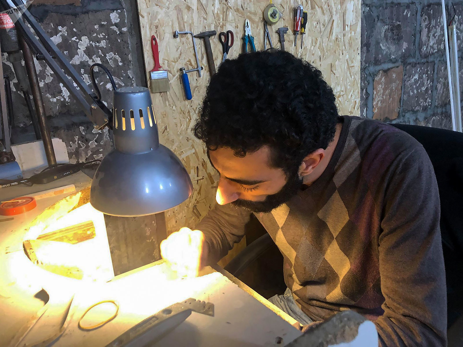 Ermeni kardeşler Kars’tan gelen atalarının diktiği dut ağacından ahşap gözlükleri üretmeye başladı