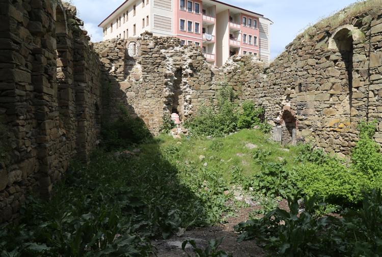 Muş’taki Ermeni Surp Marine Kilisesi definecilerin hedefinde