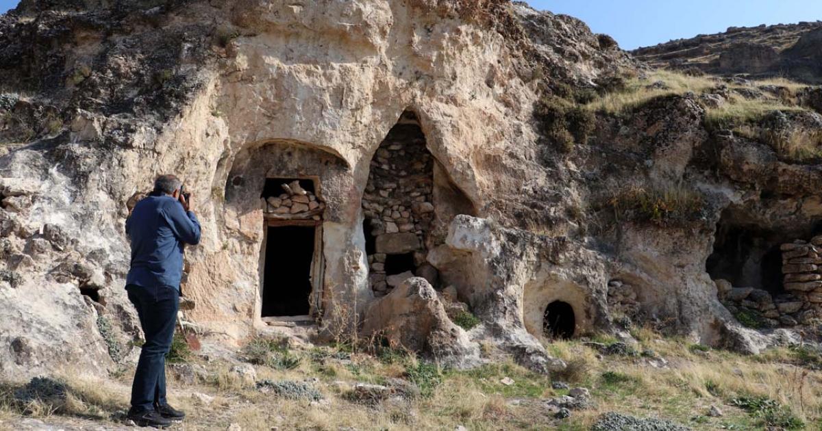 Diyarbakır’da kaya mezarında Süryanice kitabe bulundu