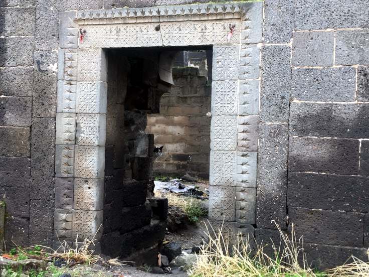 Zamanın insafına terk edilen tarihi Surp Sarkis Kilisesi