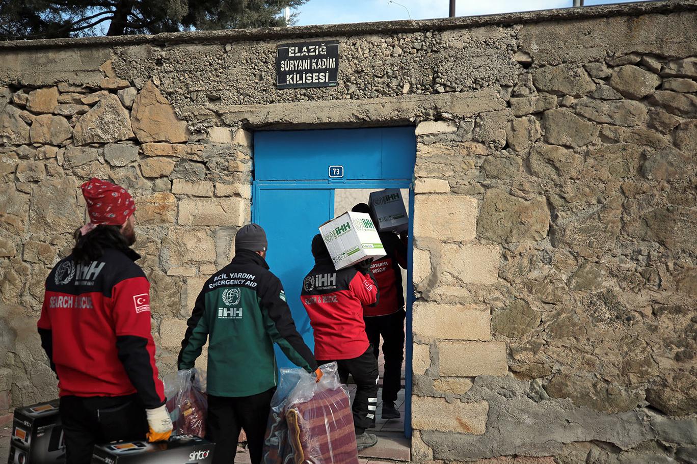 Depremden etkilenen 200 yıllık Süryani kilisesine yardım ulaştırıldı