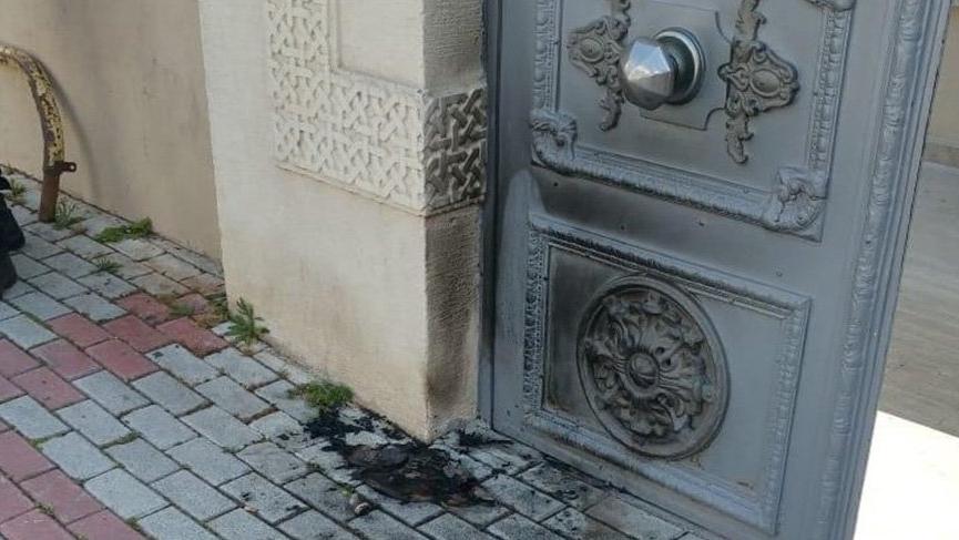 Bakırköy’deki Ermeni Kilisesi’nin kapısını yaktı, “Corona’yı bunlar bela etti” dedi