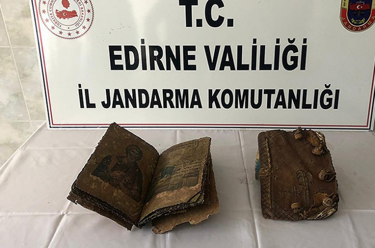 Edirne’de 500 yıllık 2 el yazması İncil ele geçirildi